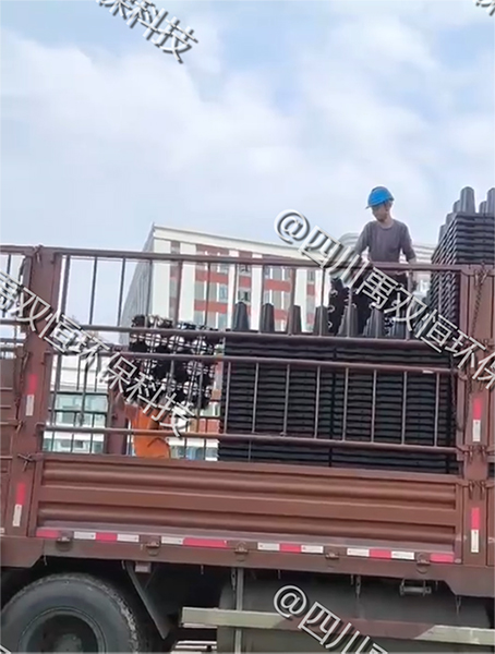 四川禹双恒环保科技助力海创药业研发生产基地，PP模块成功送达并完成卸货