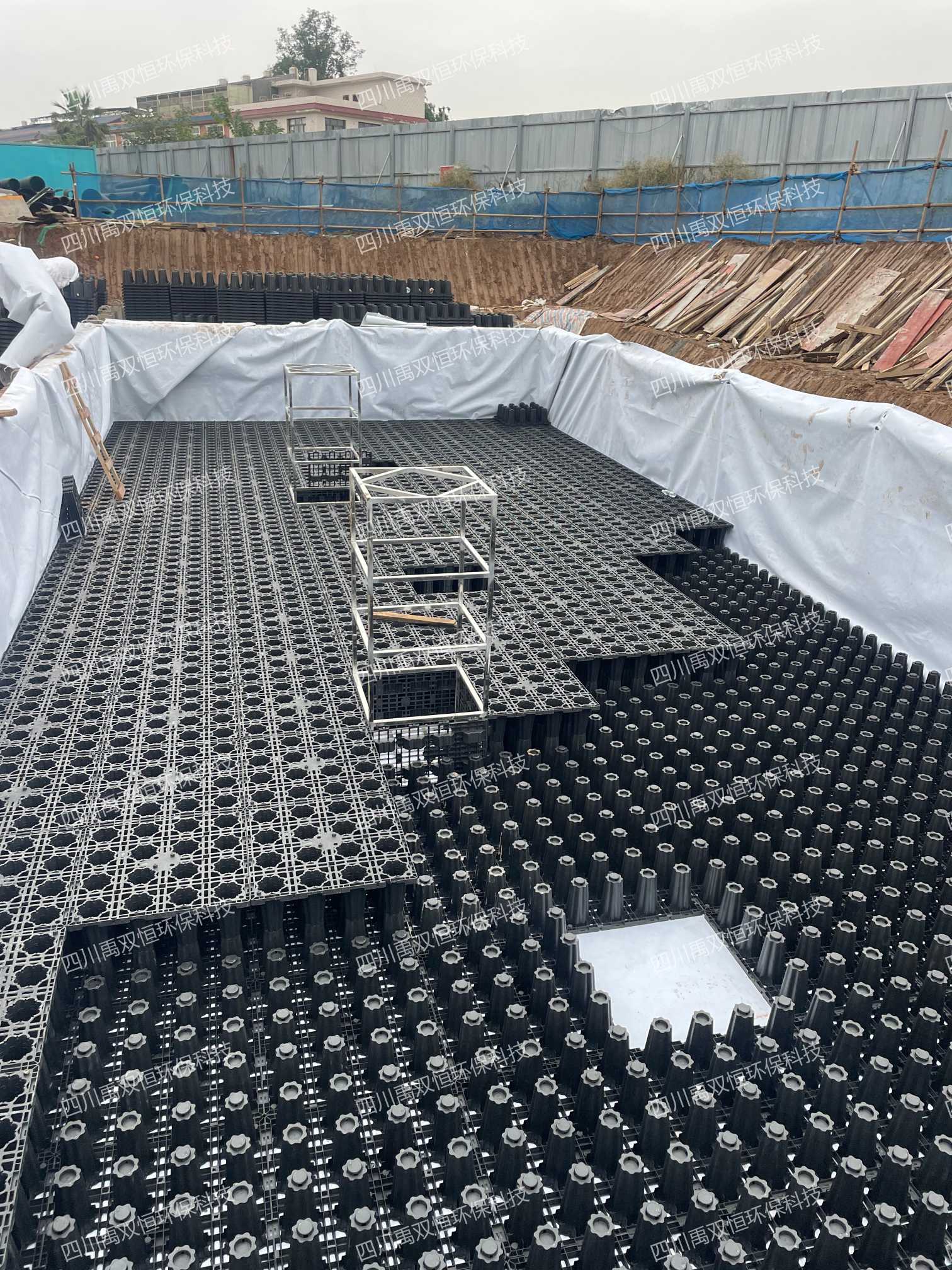 禹双恒环保科技喜讯：邛崃雨水收集系统第二套模块安装圆满完成，冬日里的绿色创举